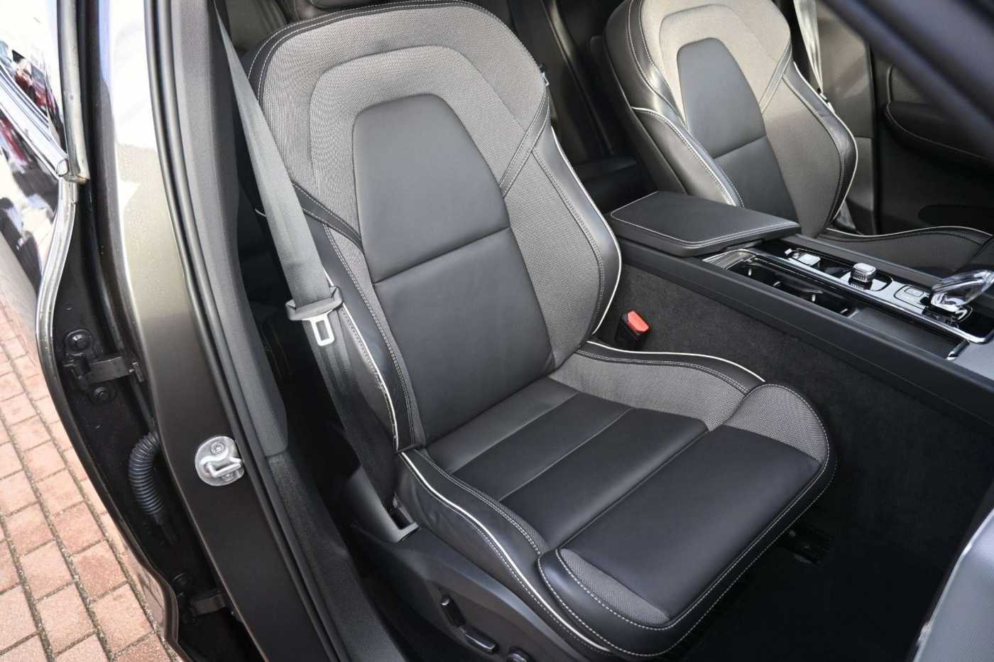 Volvo  B4 D AWD Plus Dark*FSHZG*360°*H&K*ACC