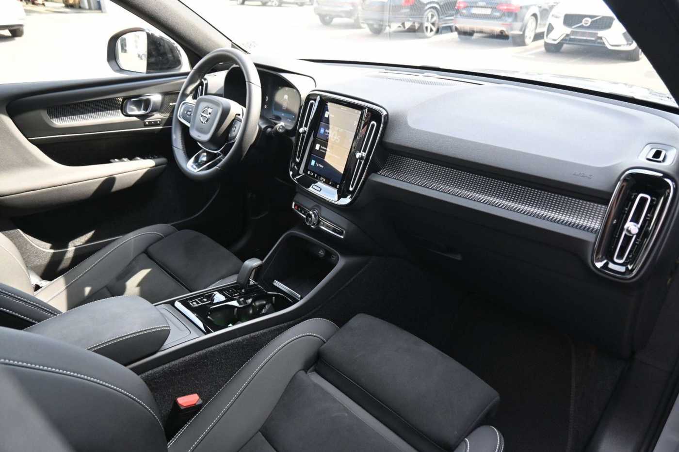 Volvo  B4 Plus Dark*LED*PANO*360*STHZ*H&K*DAB*BLIS