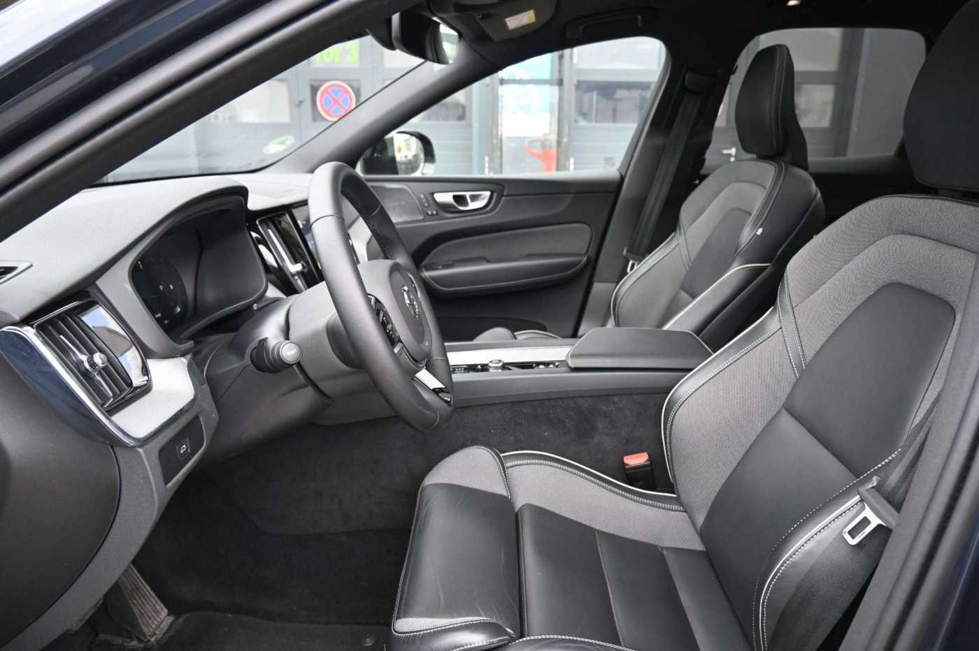 Volvo  B4D Plus Dark*LED*PANO*STHZ*360*H&K*BLIS