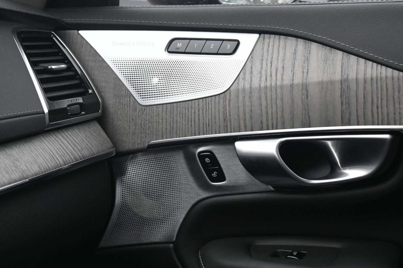 Volvo  Ultimate Bright AWD *HUD*AHK*B&W*MASS*PANO*