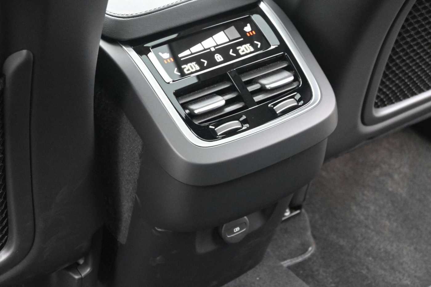 Volvo  Ultimate Bright AWD *HUD*AHK*B&W*MASS*PANO*