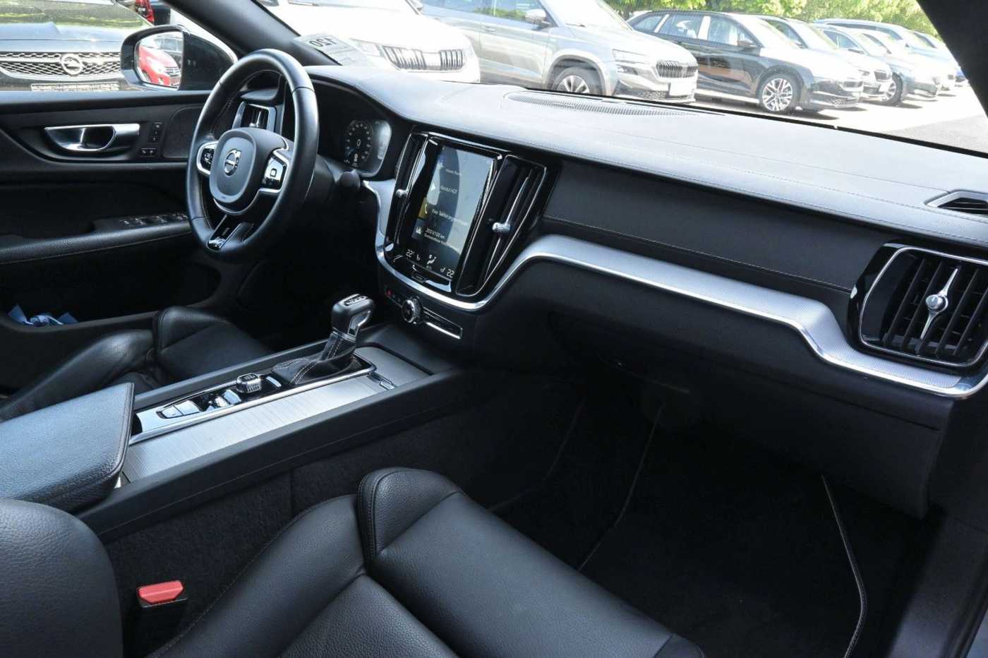 Volvo  T4 R-Design*LED*PANO*360*H&K*STHZ*HUD*DAB+