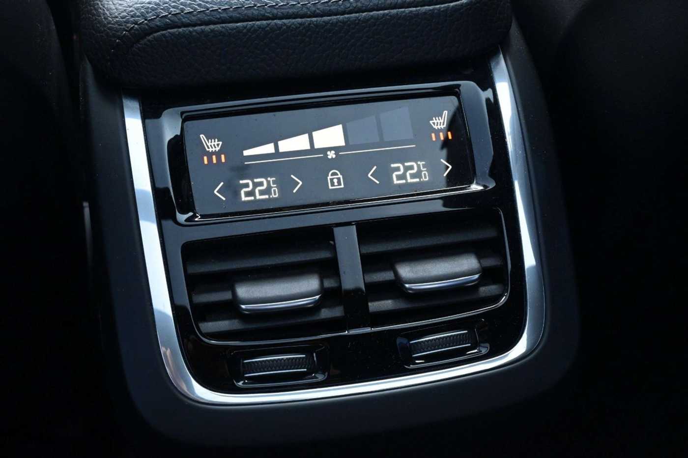 Volvo  T4 R-Design*LED*PANO*360*H&K*STHZ*HUD*DAB+