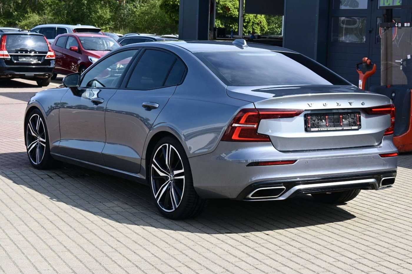 Volvo  T4 R-Design*LED*PANO*360*H&K*STHZ*HUD*DAB+