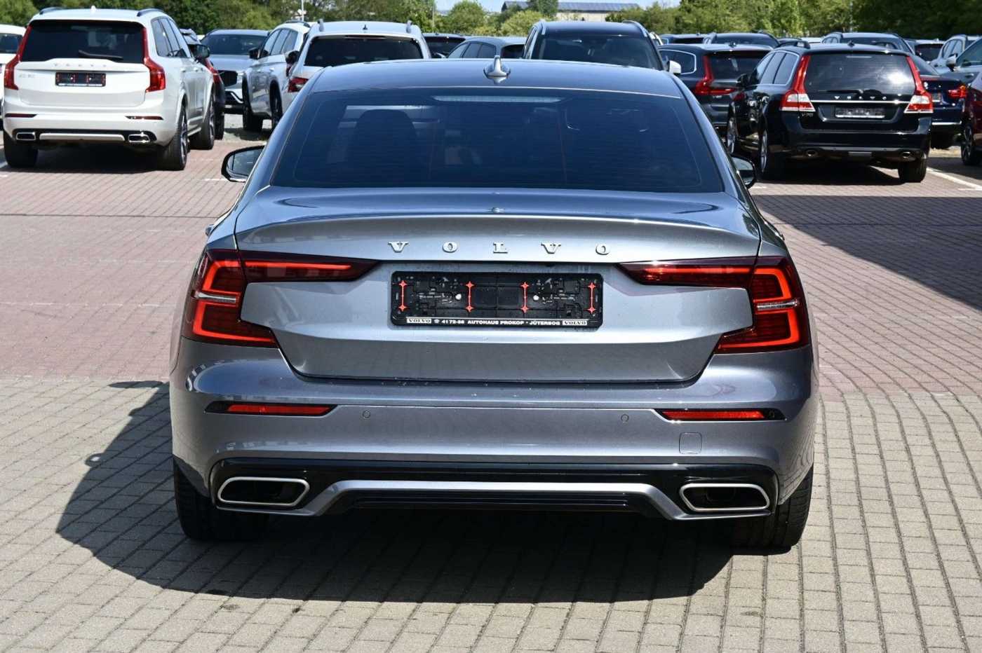 Volvo  T4 R-Design*LED*PANO*360*H&K*STHZ*HUD*DAB+