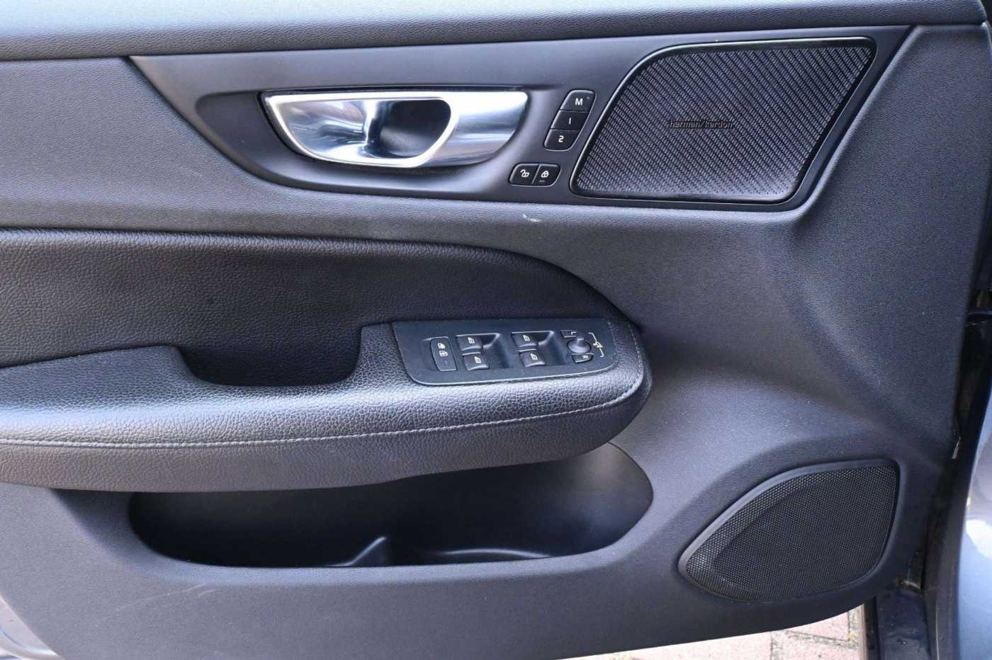 Volvo  T4 R-Design*LED*PANO*360*H&K*STHZ*HUD*DAB+