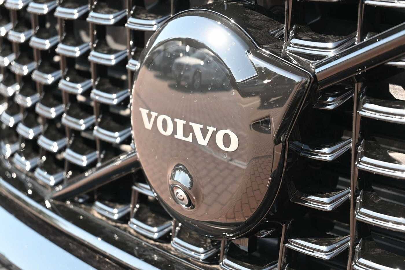 Volvo  B4 DKG Ultra Black Edition*FSHZG*360°*ACC