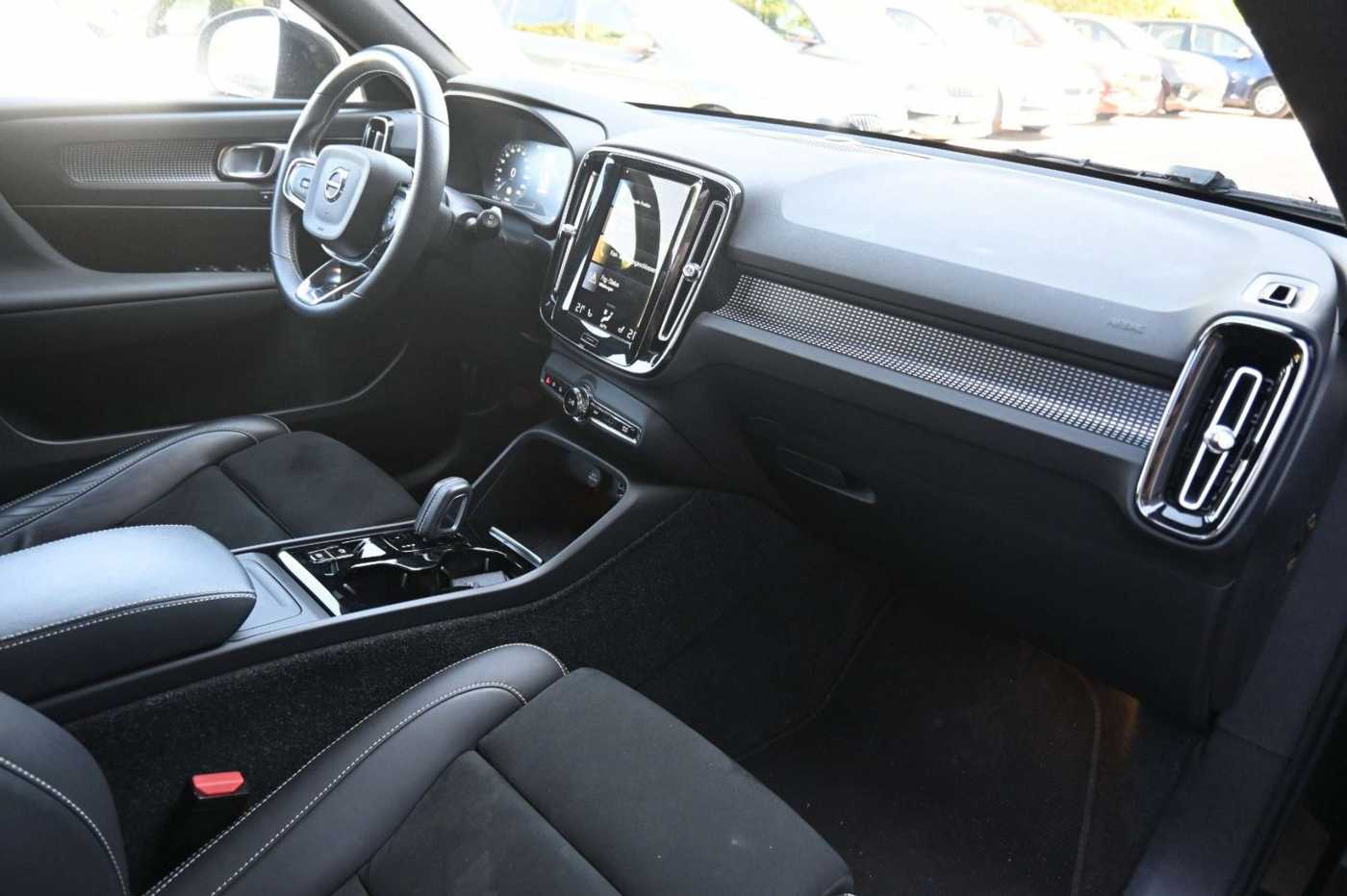 Volvo  B4 R-Design*LED*STHZ*CAM*QI*BLIS*H&K