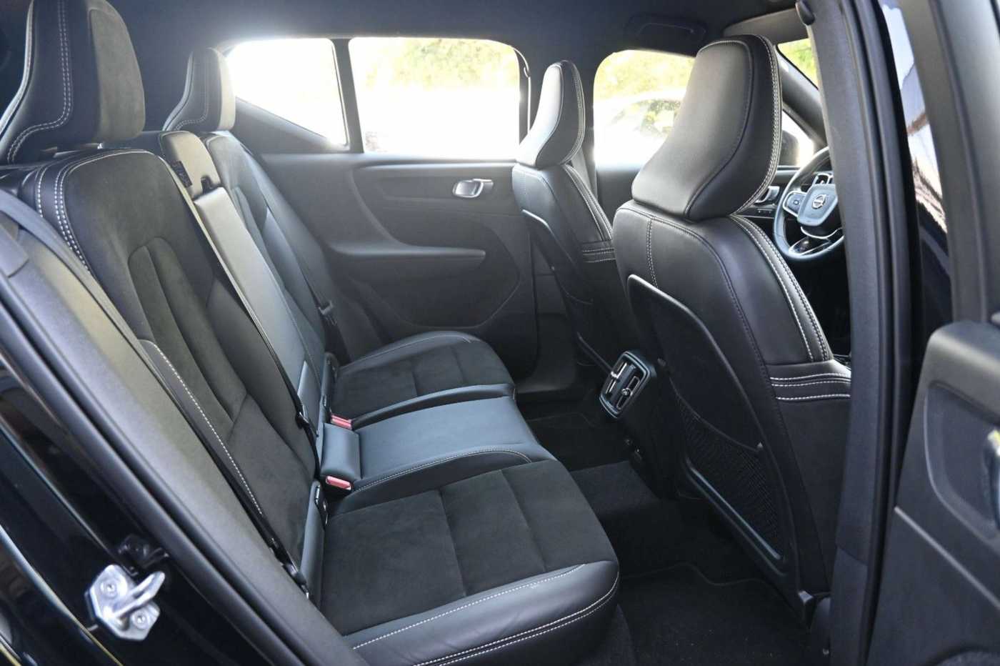 Volvo  B4 R-Design*LED*STHZ*CAM*QI*BLIS*H&K
