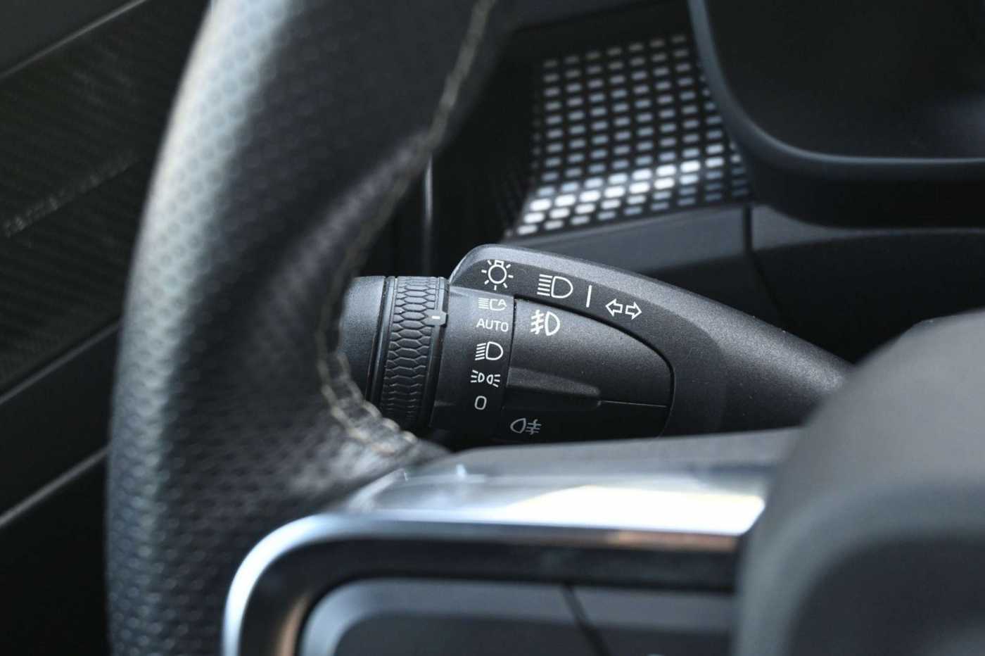 Volvo  B4 R-Design*LED*STHZ*CAM*QI*BLIS*H&K