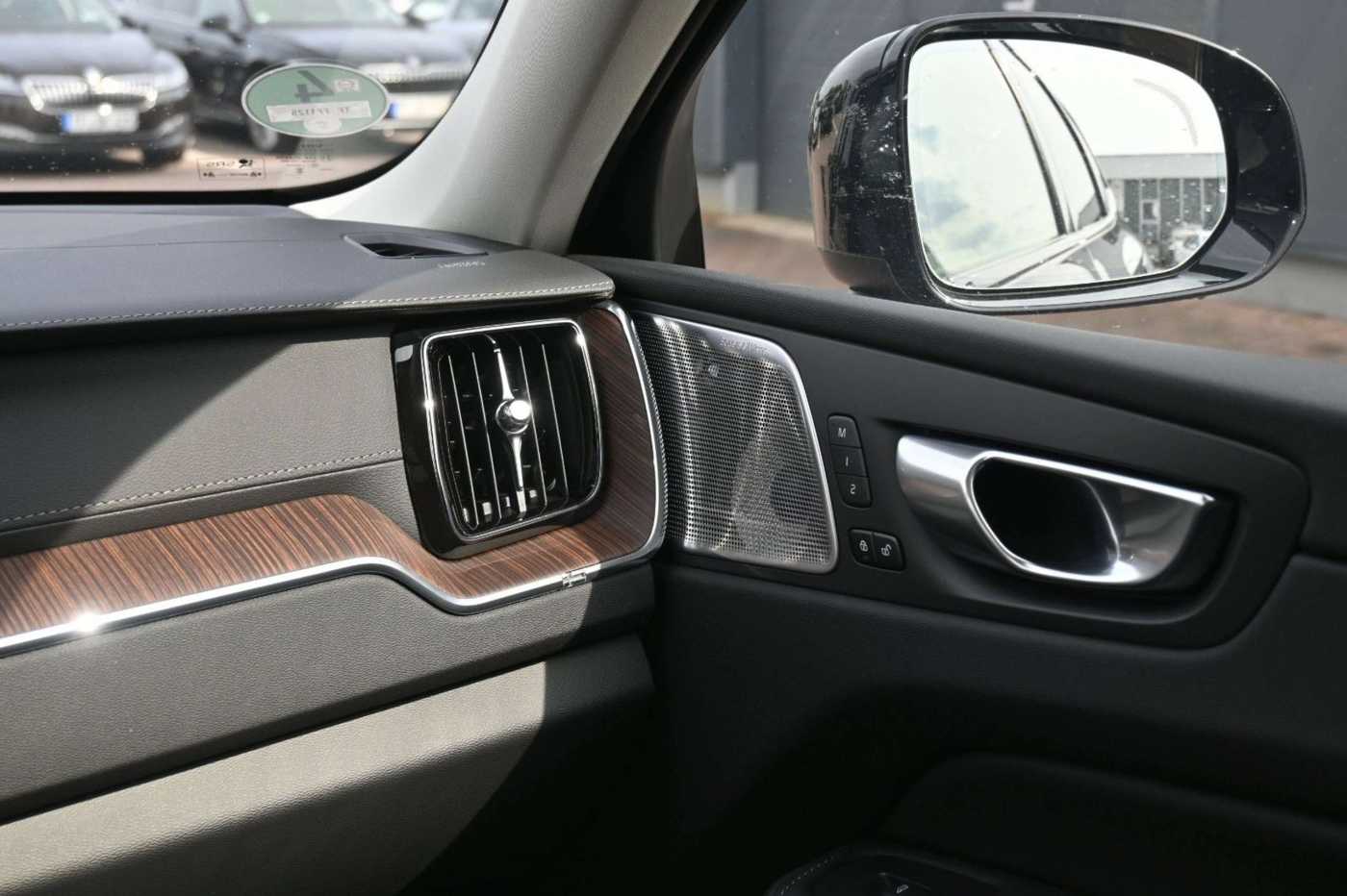 Volvo  B4D AWD Ultimate Dark*LED*LUFT*360*STHZ*H&K
