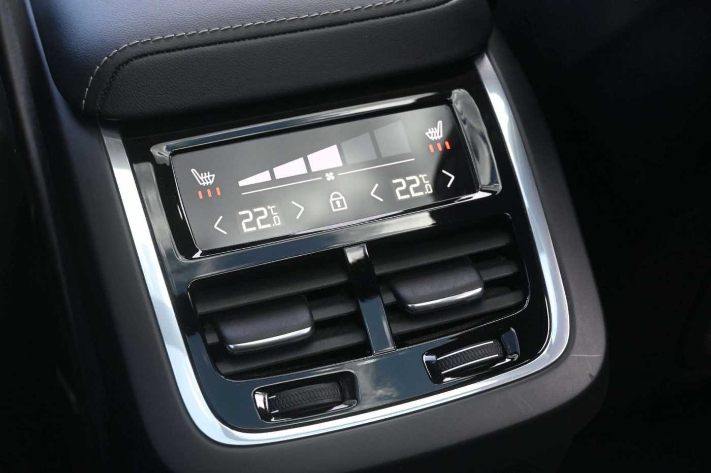 Volvo  B4D AWD Ultimate Dark*LUFT*HUD*B&W*AHK*360°