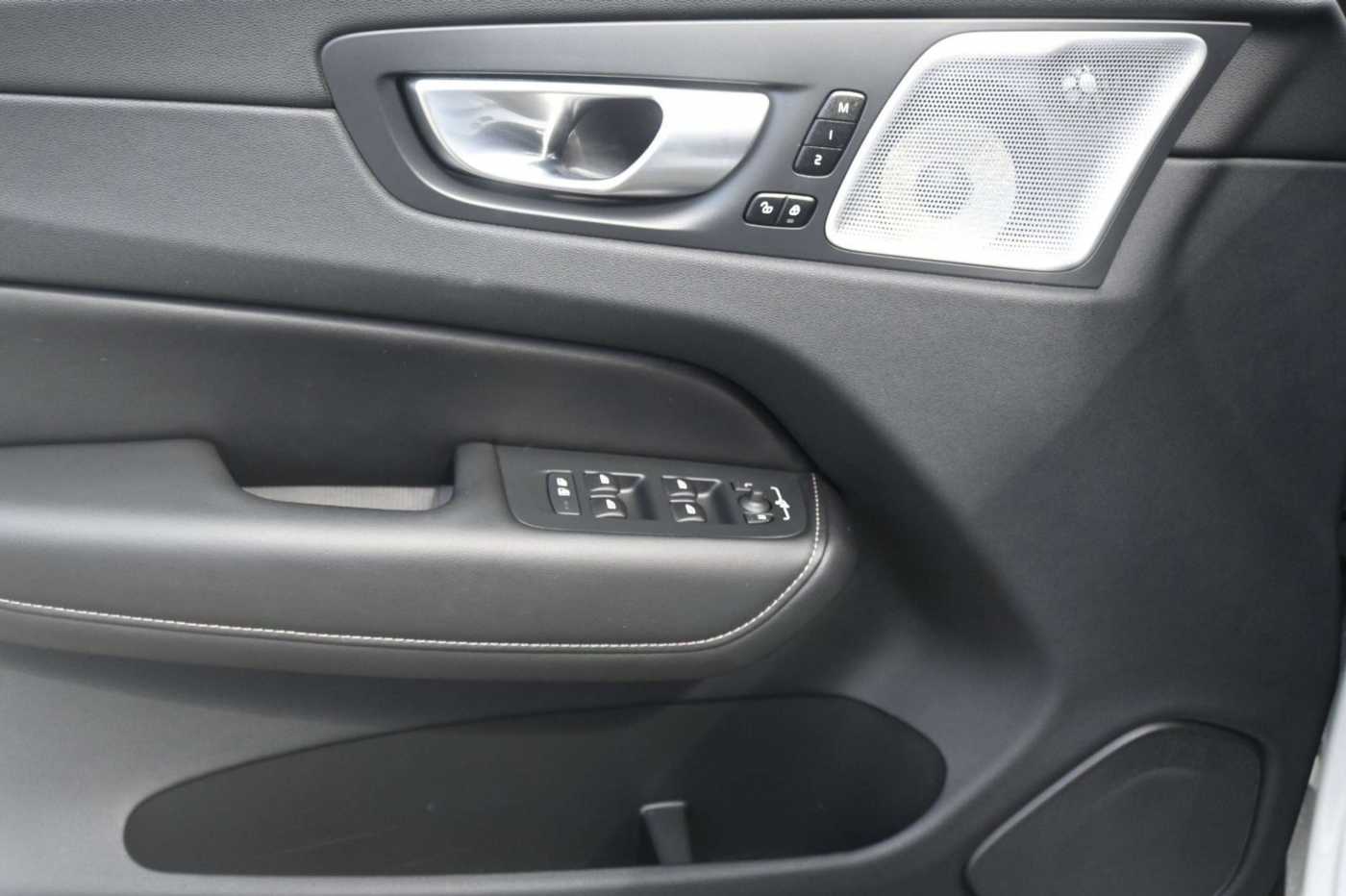 Volvo  B4D AWD Ultimate Dark*LUFT*HUD*B&W*AHK*360°