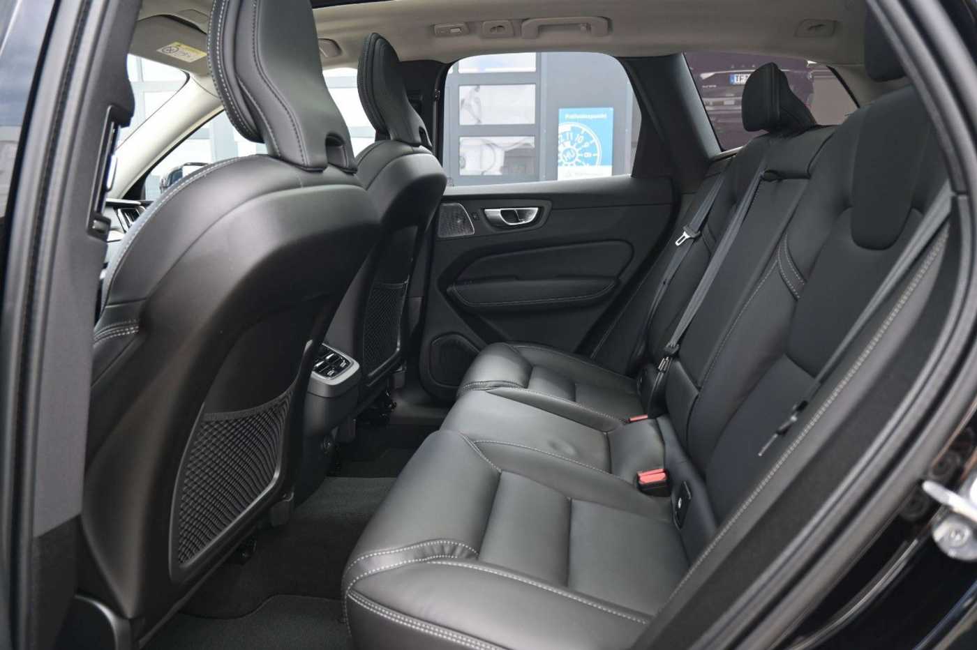 Volvo  B4D AWD Ultimate Dark*LUFT*360*B&W*PANO*HUD