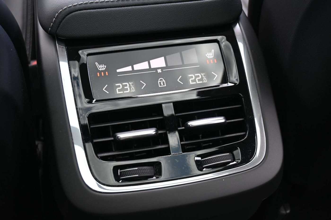 Volvo  B4D AWD Ultimate Dark*LUFT*360*B&W*PANO*HUD
