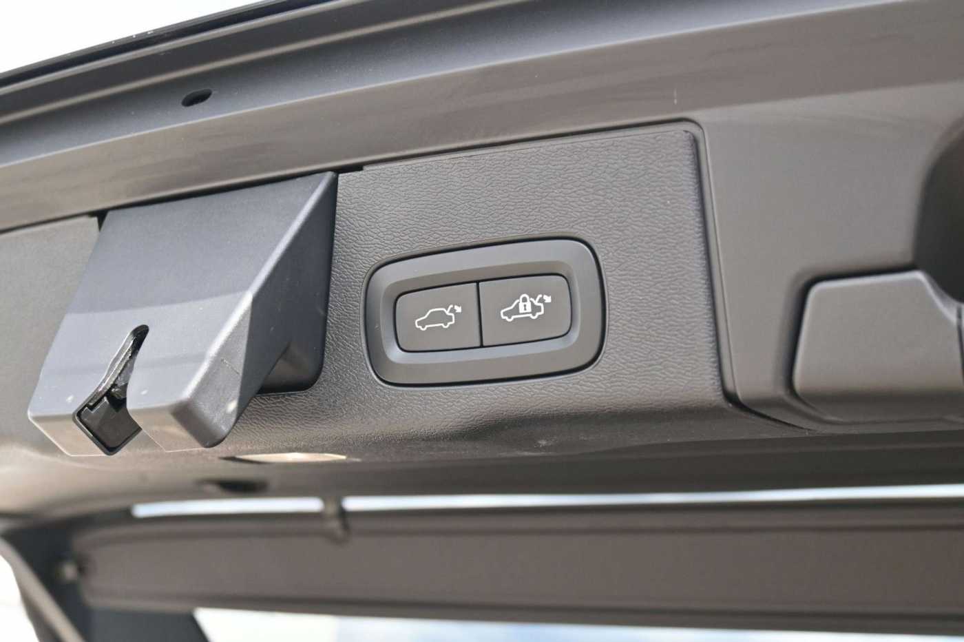 Volvo  B4D AWD Ultimate Dark*LUFT*360*B&W*PANO*HUD