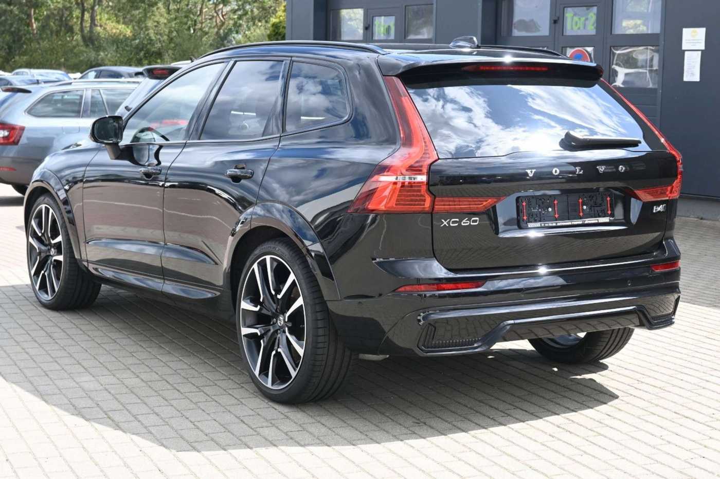 Volvo  B4D AWD Ultimate Dark*LUFT*360*B&W*PANO*AHK