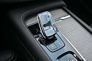 Volvo  T8 Recharge AWD Ultra Dark*PANO*B&W*STHZ*QI