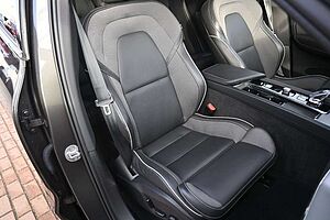 Volvo  B4 D AWD Plus Dark*FSHZG*360°*H&K*ACC