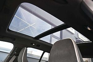 Volvo  B4 Plus Dark*LED*PANO*360*STHZ*H&K*DAB*BLIS