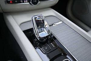 Volvo  B4  AWD Ultimate Dark*PANO*LUFT*B&W*360*AHK