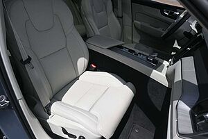 Volvo  B4 D Ultimate Dark AWD*B&W*AHK*360°*PANO*