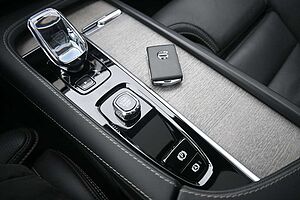 Volvo  Ultimate Bright AWD *HUD*AHK*B&W*MASS*PANO*