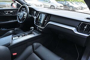 Volvo  T4 R-Design*LED*PANO*360*H&K*STHZ*HUD*DAB+