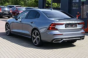 Volvo  T4 R-Design*LED*PANO*360*H&K*STHZ*HUD*DAB+