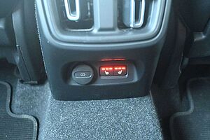 Volvo  B4 R-Design*LED*STHZ*CAM*QI*BLIS*H&K