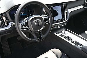 Volvo  B4 Benzin Plus Dark*PANO*STHZG*360°*H&K*