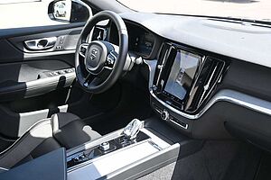 Volvo  B4 Benzin Plus Dark*PANO*STHZG*360°*H&K*