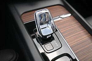 Volvo  B4D AWD Ultimate Dark*LUFT*HUD*B&W*AHK*360°