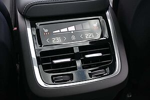 Volvo  B4D AWD Ultimate Dark*LUFT*360*B&W*PANO*HUD