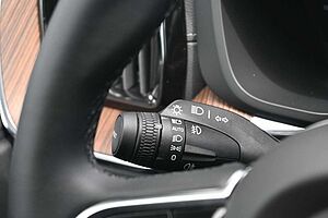 Volvo  B4D AWD Ultimate Dark*LUFT*360*B&W*PANO*AHK