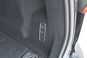 Volvo  B4D AWD Ultimate Dark*LUFT*360*B&W*PANO*AHK