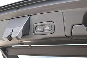 Volvo  B4D AWD Ultimate Dark*LUFT*360*B&W*PANO*AHK