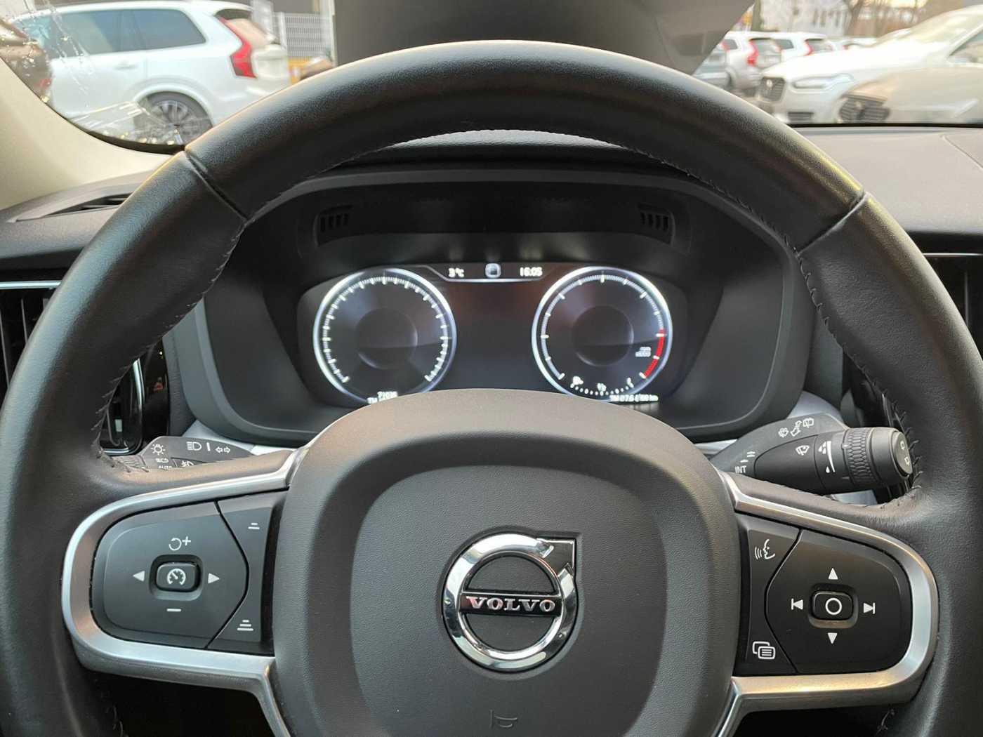 Volvo  D4 Momentum Pro 2xPDC DAB FHZ LED NAV SHZ