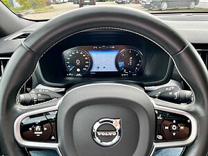 Volvo  D3 FWD Inscription CAM H&K HUD PANO STDHZ