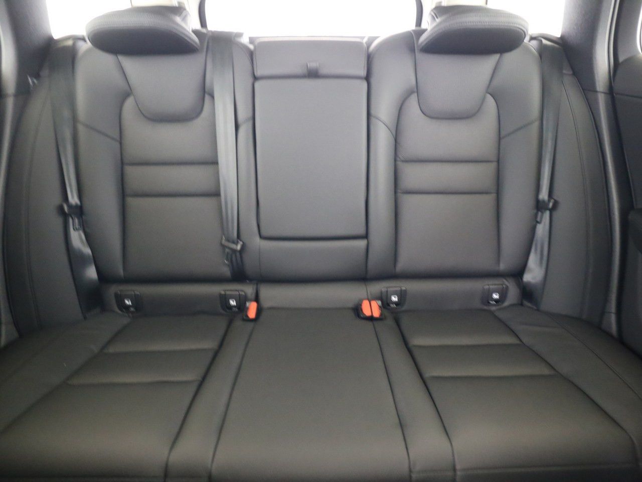 Volvo  B4 BENZIN PLUS DARK MJ2025