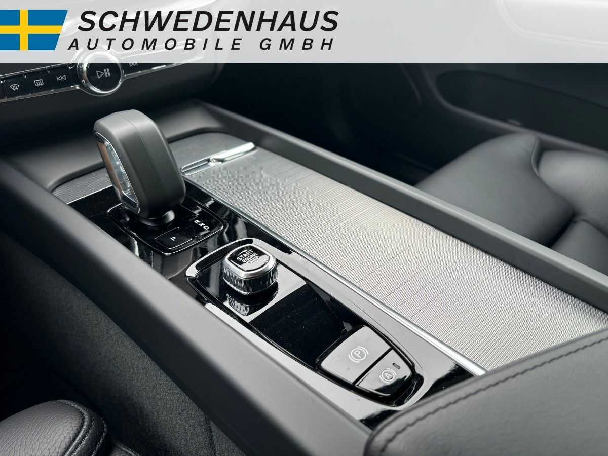 Volvo  B4 AWD PLUS DARK