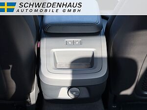 Volvo  B4 PLUS DARK