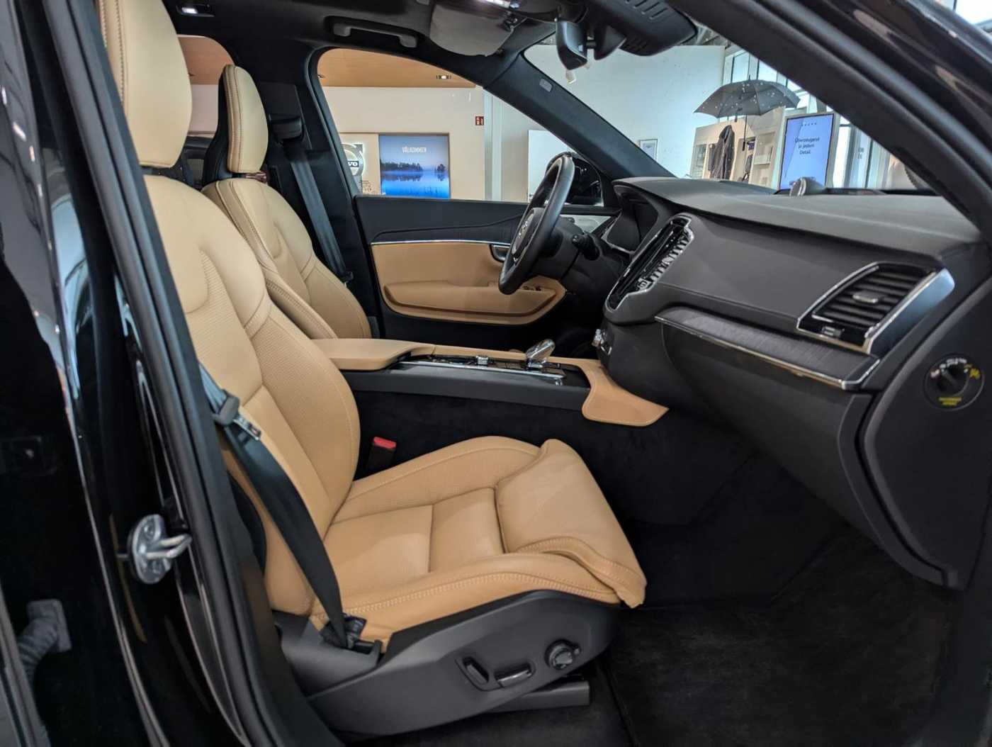 Volvo  Ultra Dark Recharge Plug-In Hybrid AWD