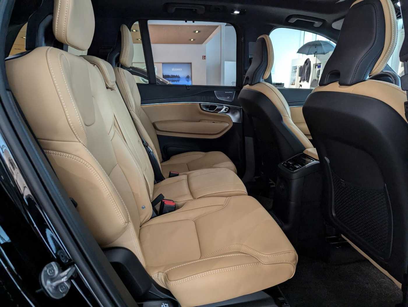 Volvo  Ultra Dark Recharge Plug-In Hybrid AWD