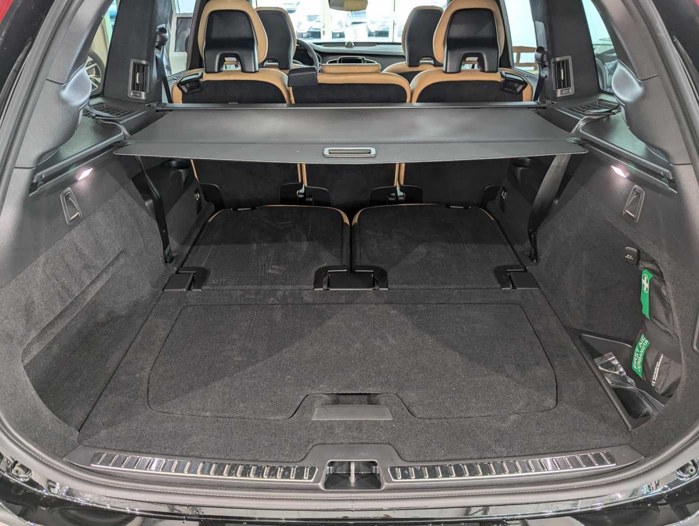 Volvo  Ultra Dark Recharge Plug-In Hybrid AWD