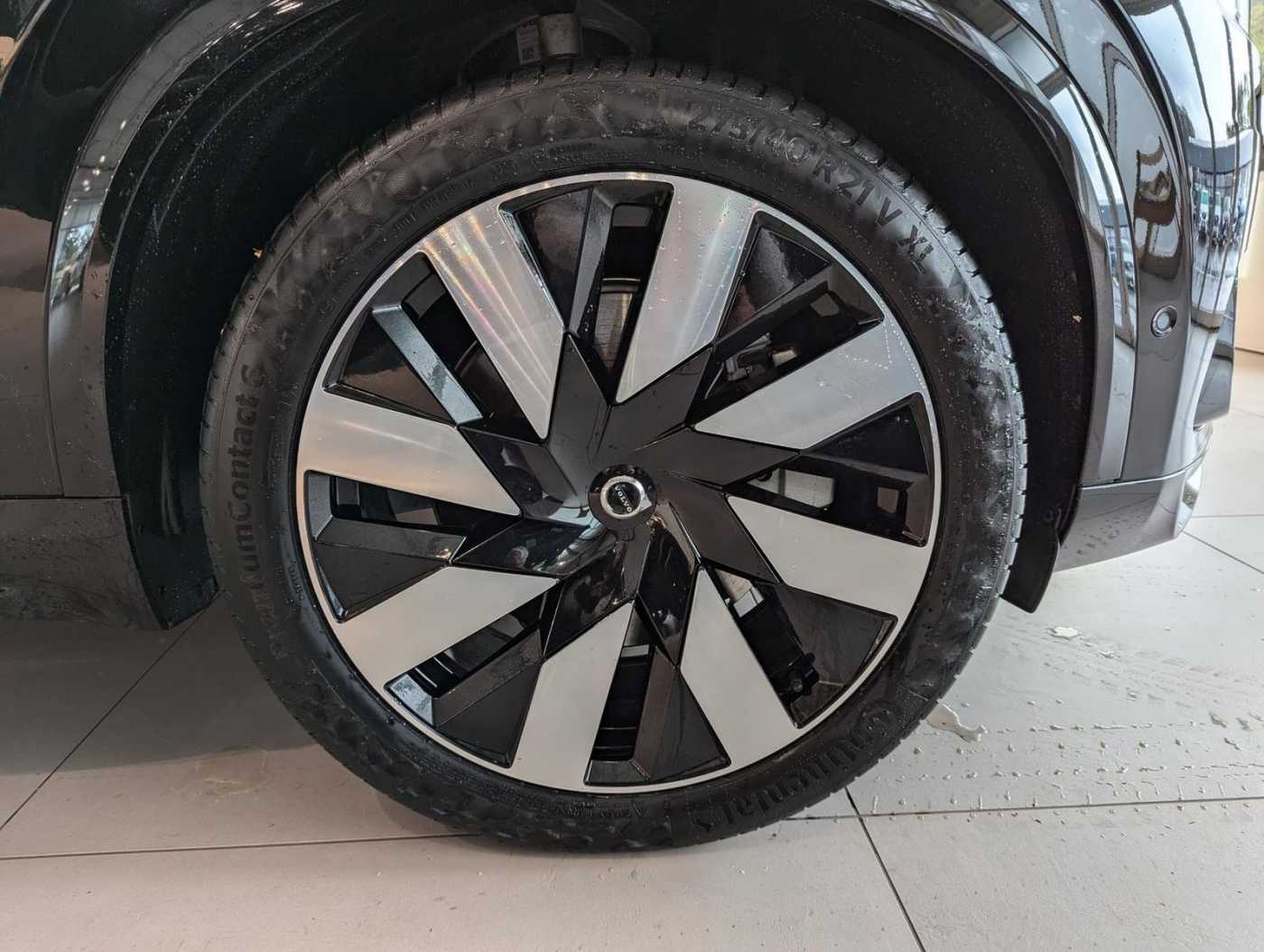 Volvo  Ultra Dark Recharge Plug-In Hybrid AWD