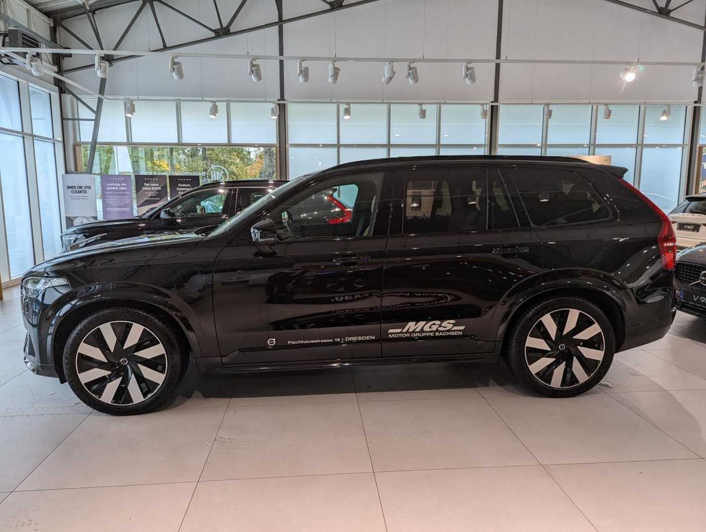 Volvo  Ultra Dark Recharge Plug-In Hybrid AWD