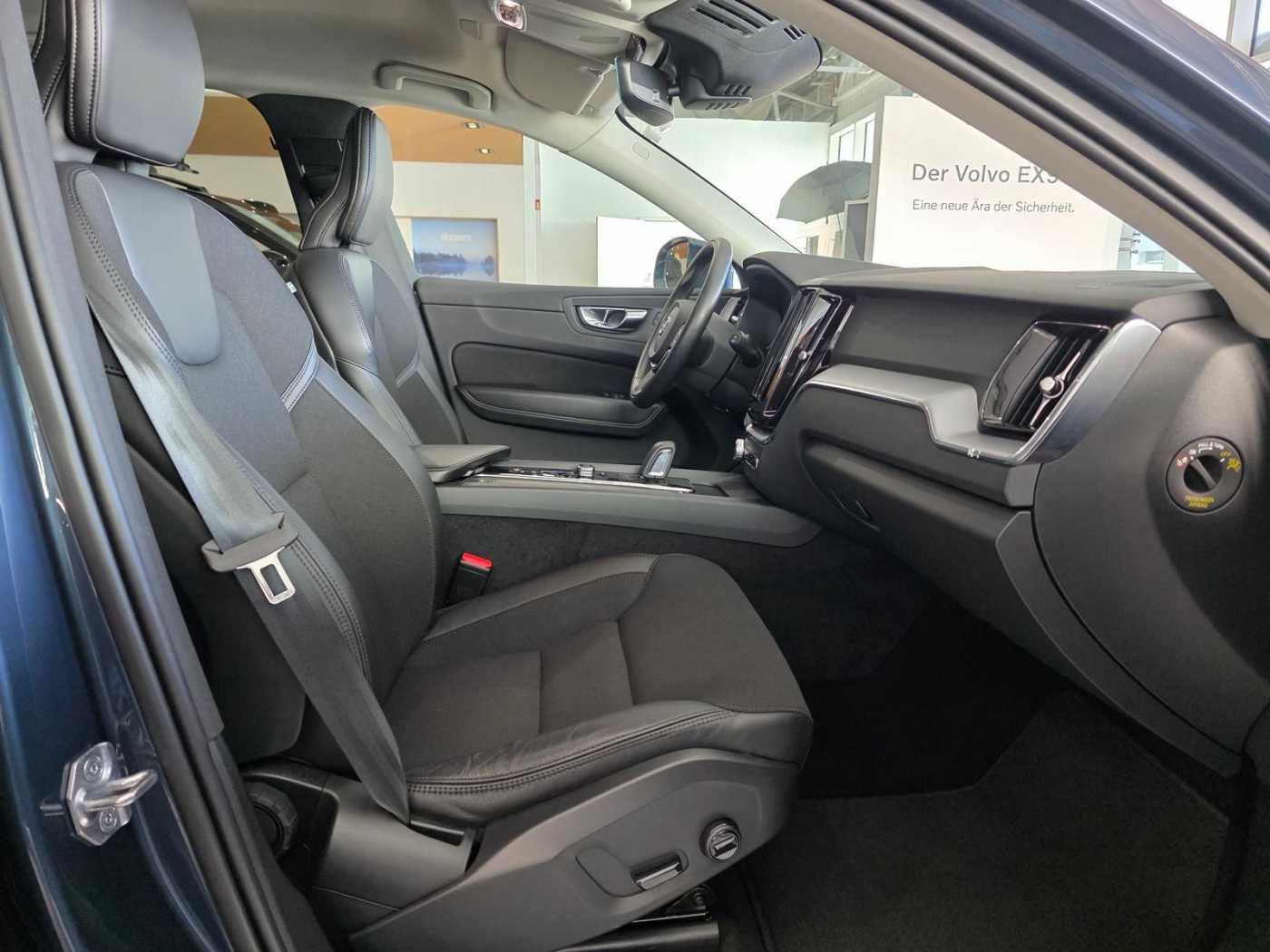 Volvo  B4 Mild-Hybrid Diesel Momentum Pro AWD