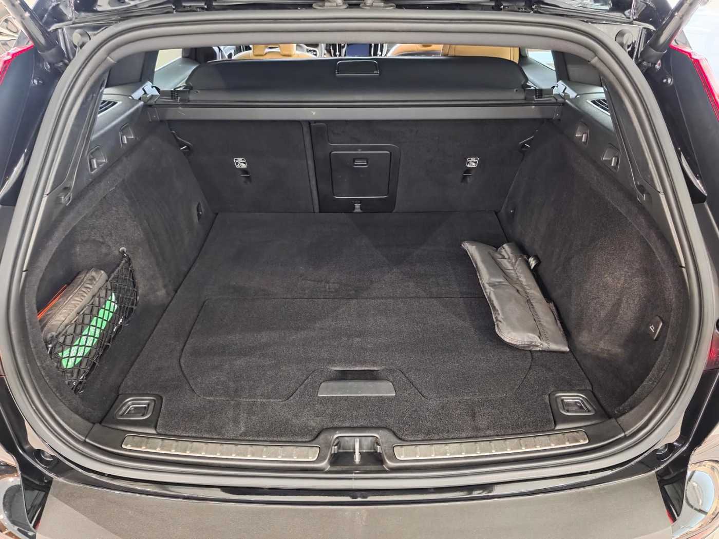 Volvo  Plus Bright Recharge Plug-In Hybrid AWD