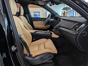 Volvo  Ultra Dark Recharge Plug-In Hybrid AWD